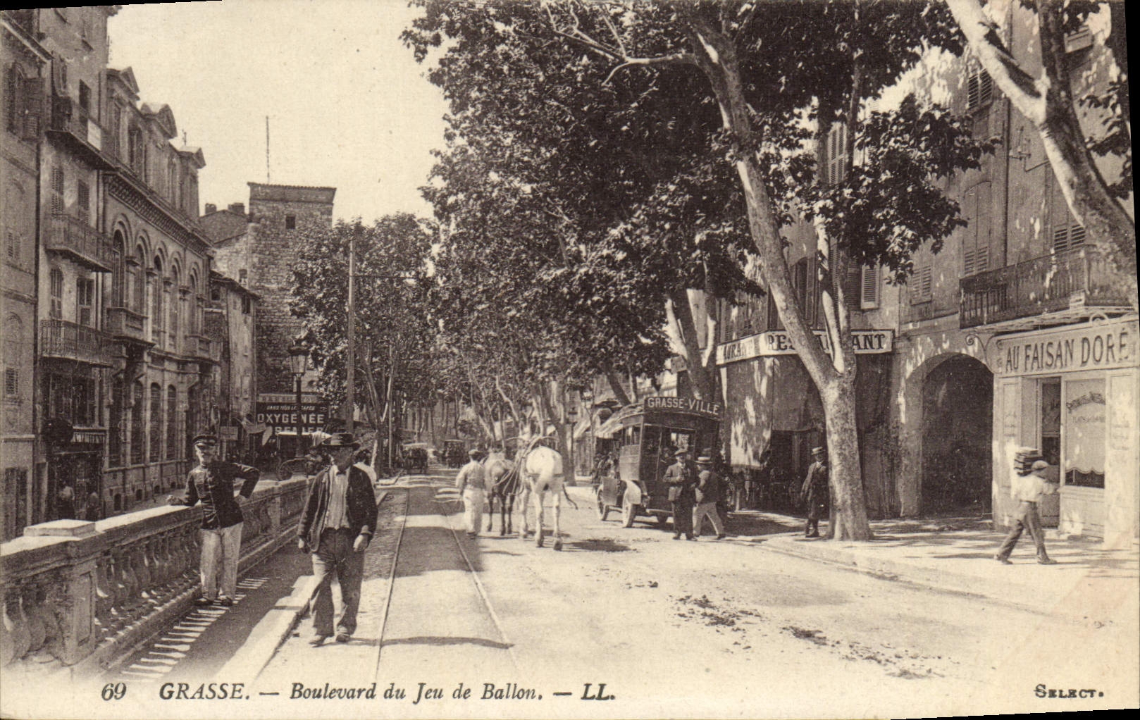 CPA Grasse Boulevard du Jeu de Ballon Au faison Dore Automobile 