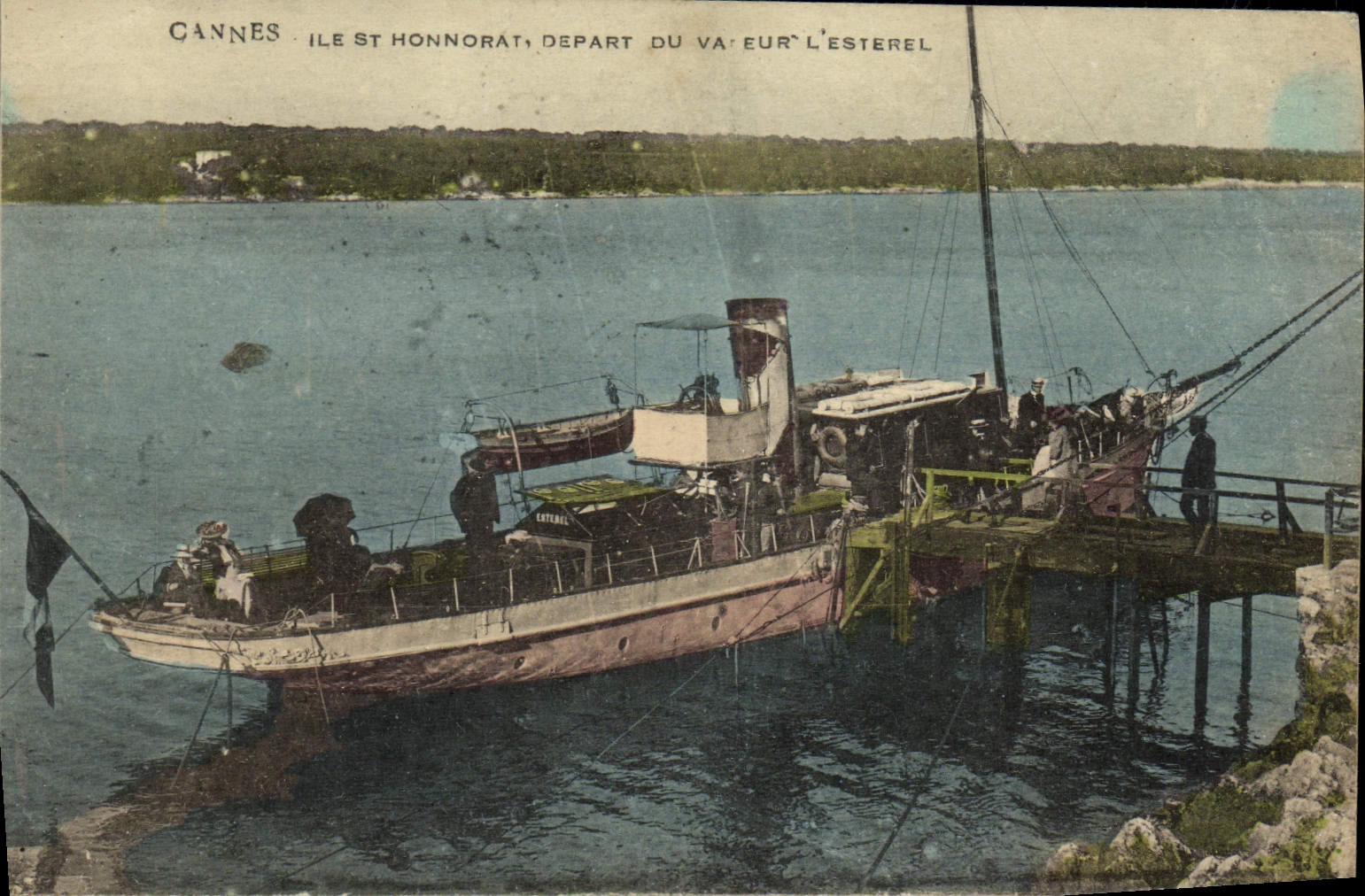 CPA Cannes lle St Honorat Depart du vapeur l' Esterel Bateau