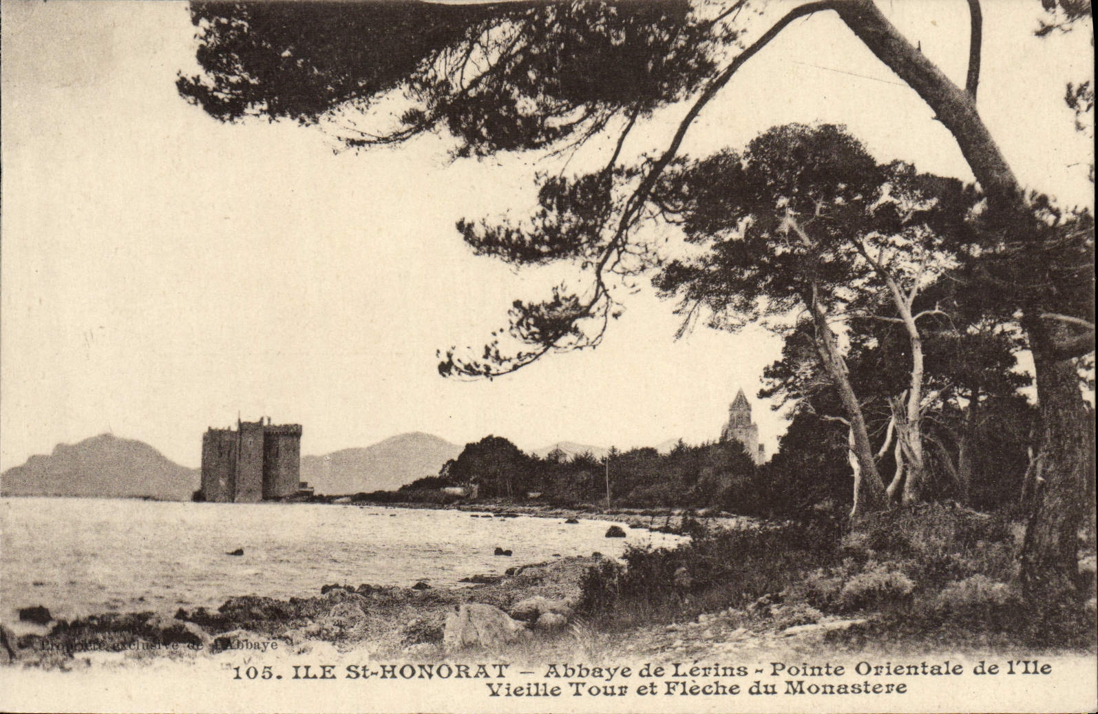 CPA Ile Saint Honorat Abbaye de Lerins Pointe orientale de l'ile Vieille tour et fleche du monastere