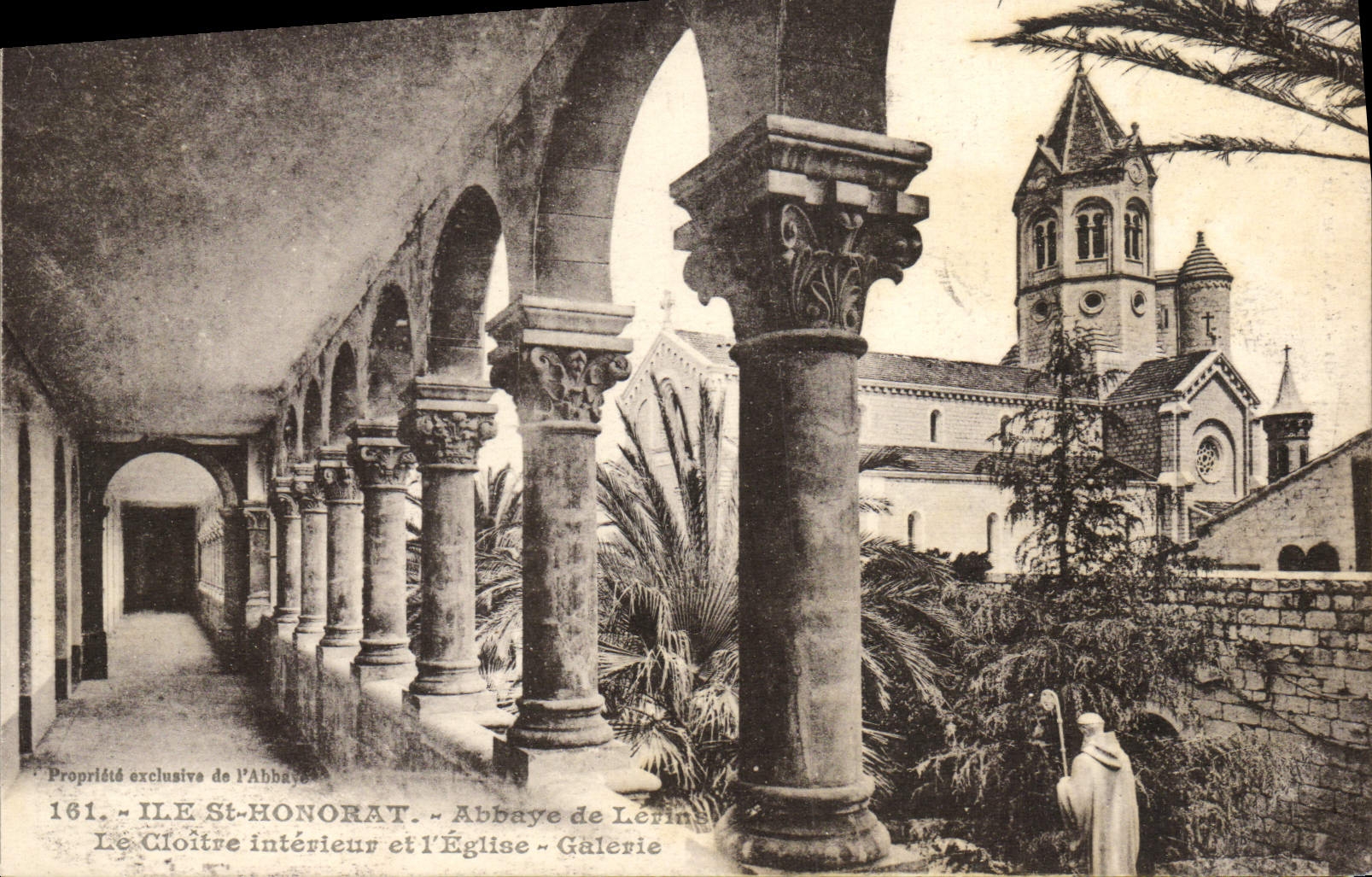 CPA Ile St Honorat Abbaye de Lerins Le cloitre interieur et l'eglise Galerie 