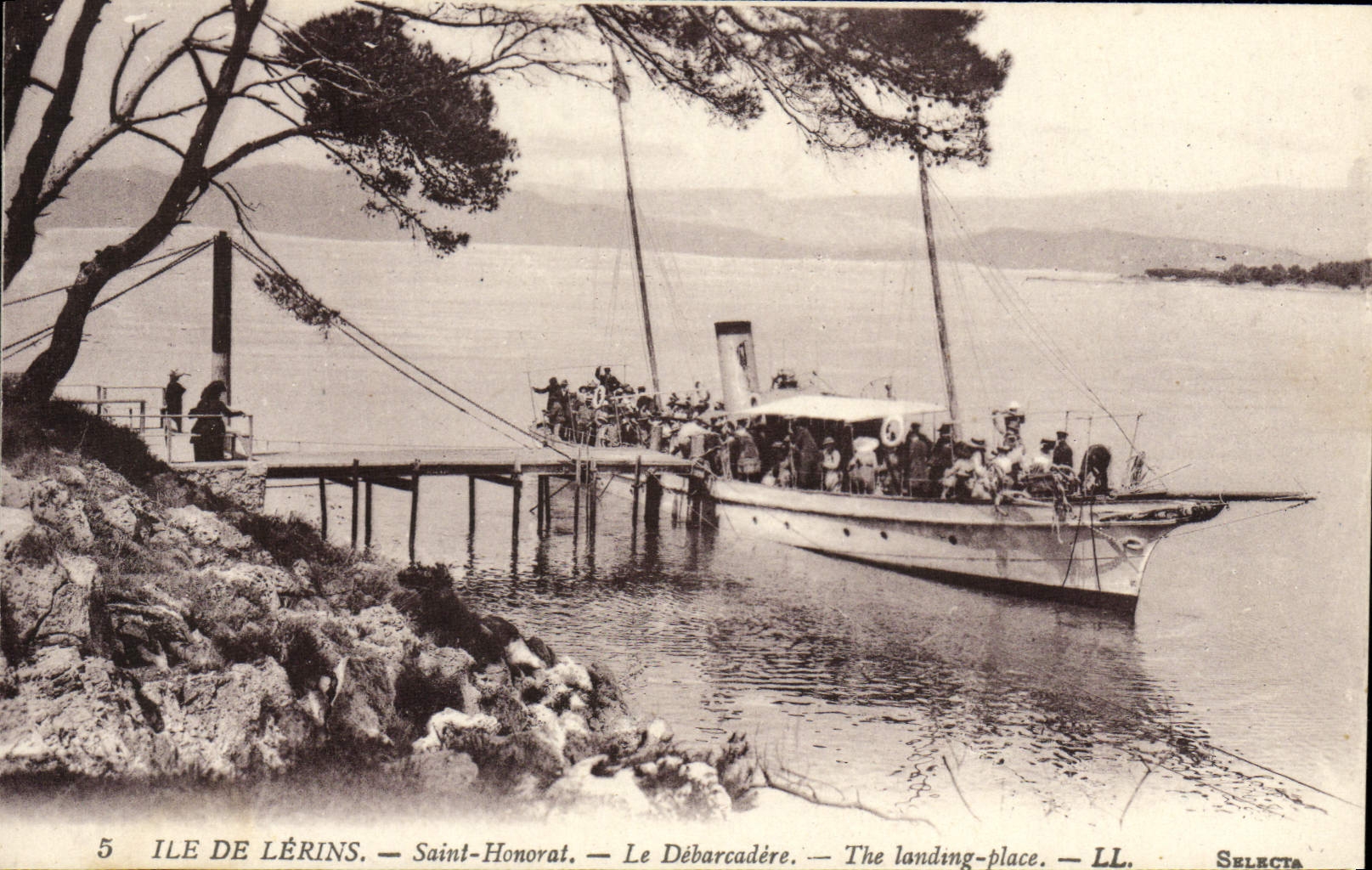 CPA lle de Lerins Saint Honorat Le Debarcadere Bateau