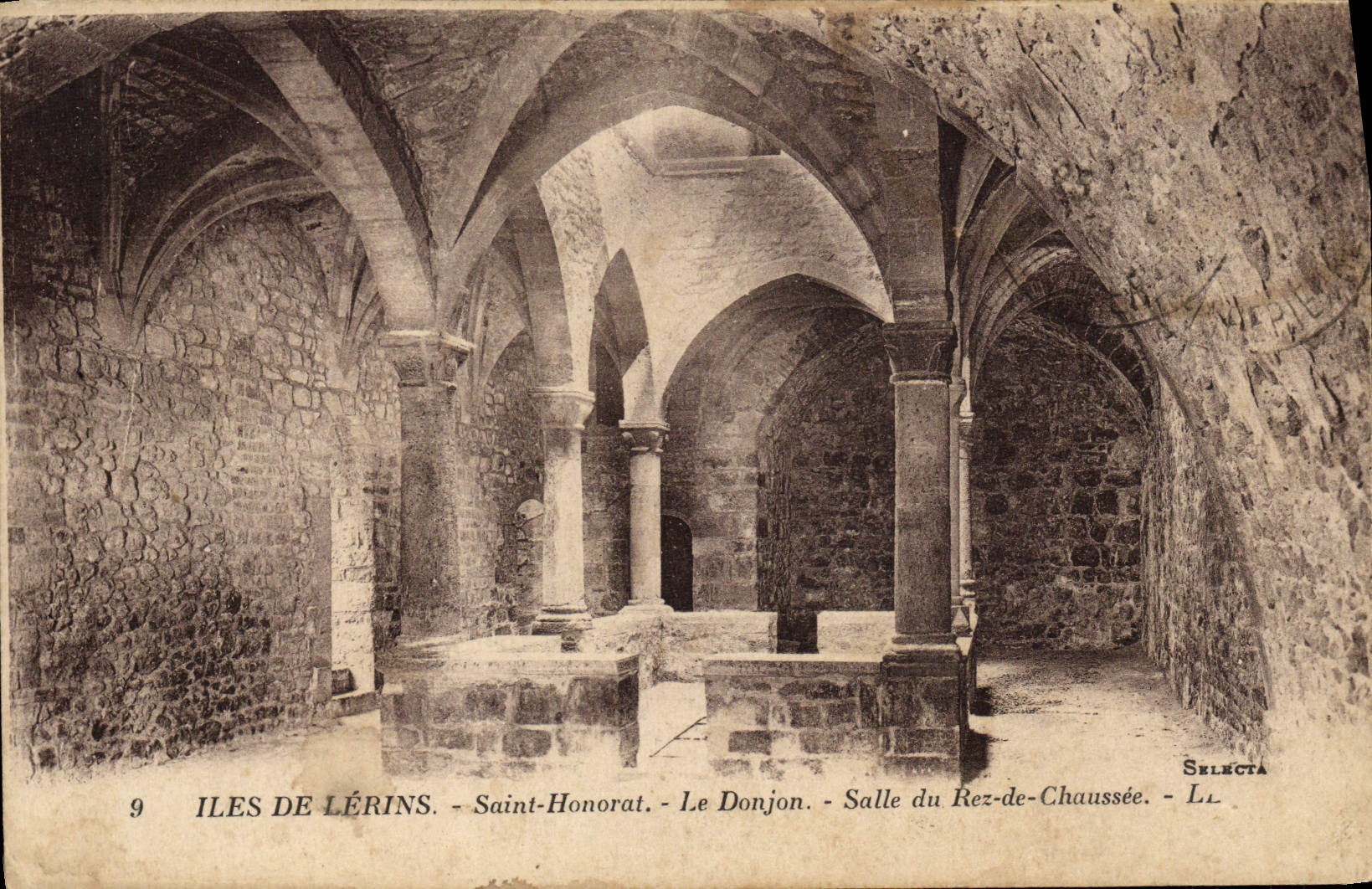 CPA lle de Lerins Saint Honorat Le Donjon Salle du rez de chaussee