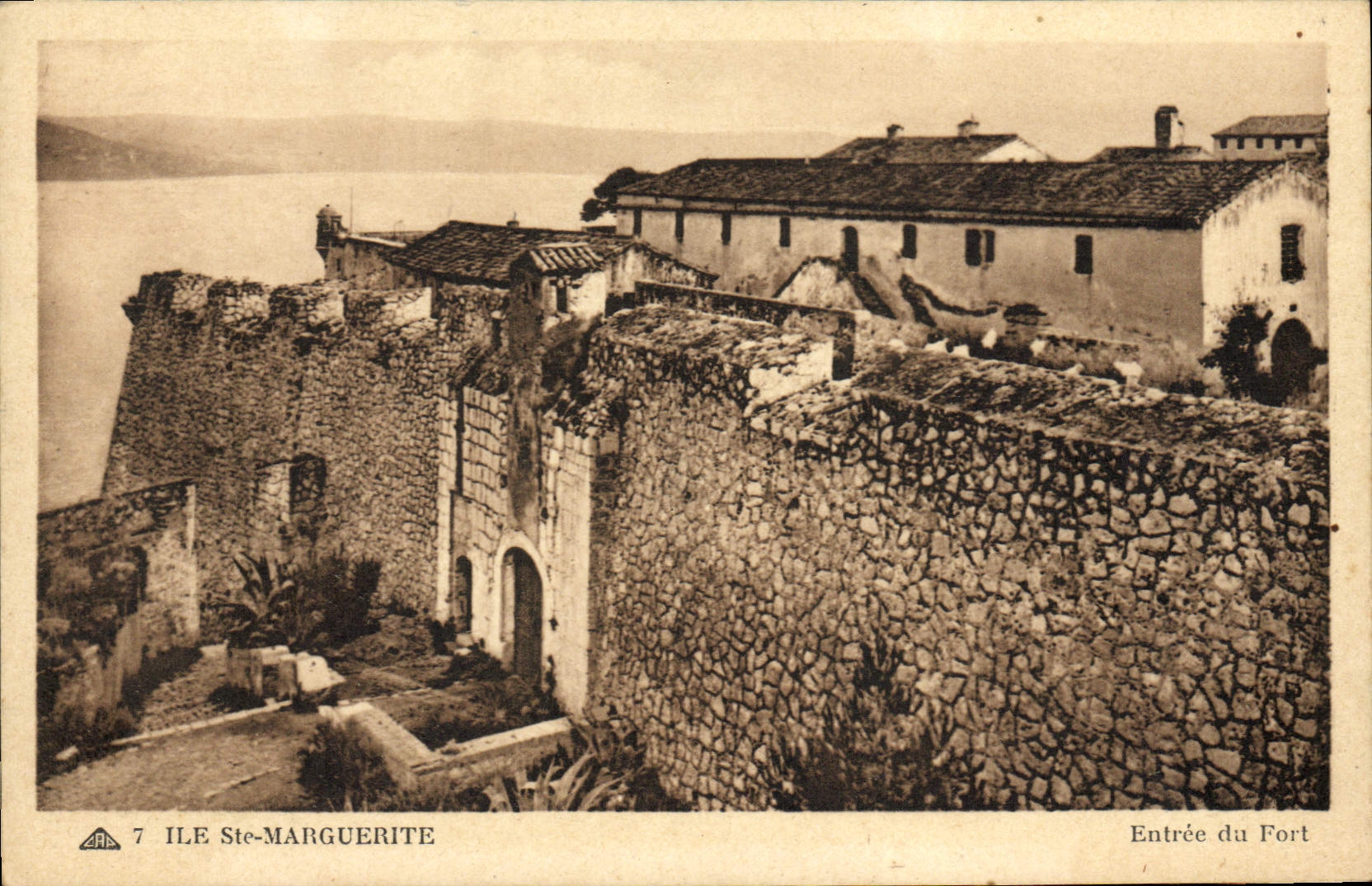 CPA lle Ste Marguerite Entree du Fort