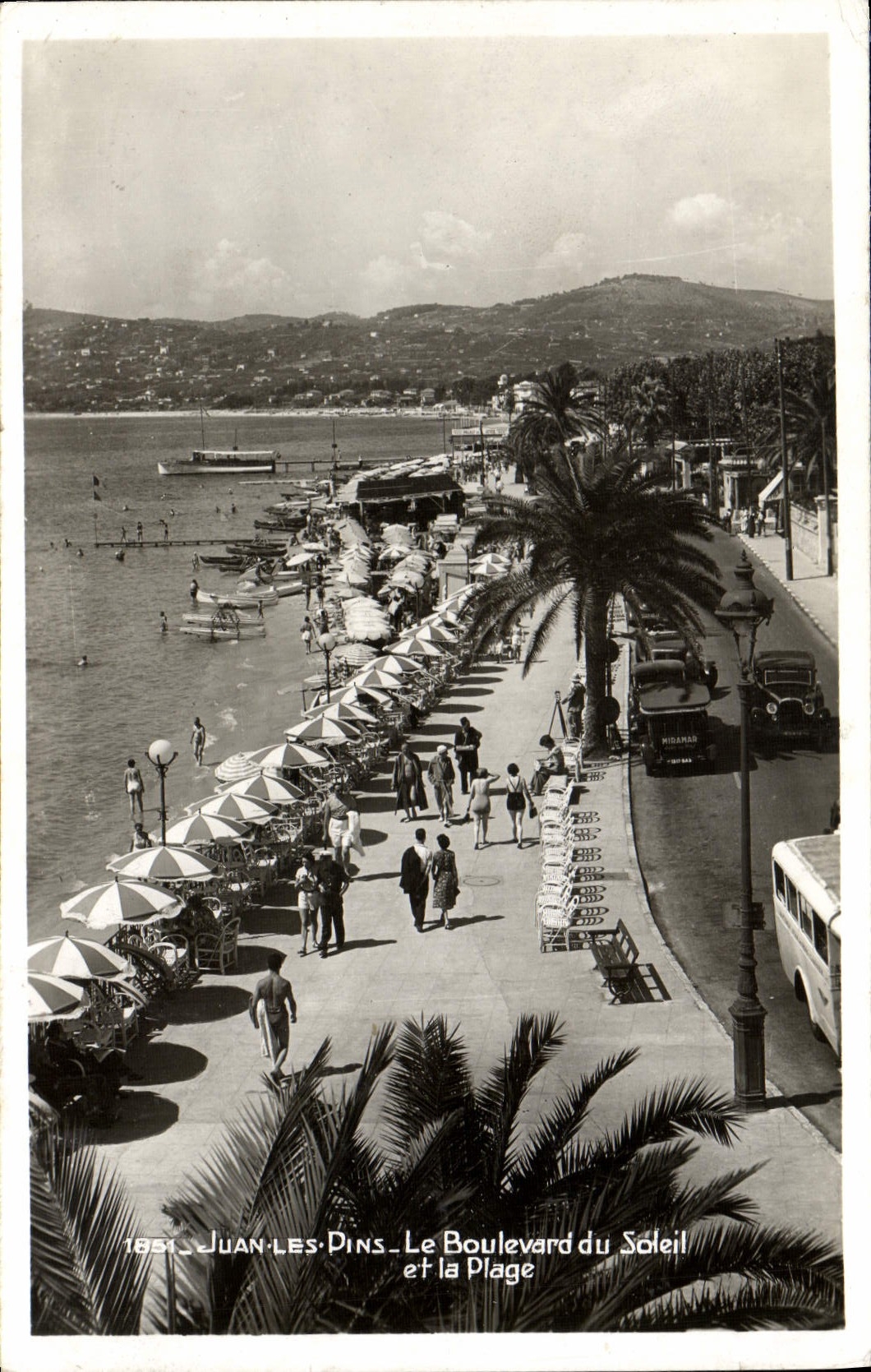 CPA Juan les Pins Le Boulevard du Sateil et la Plage 