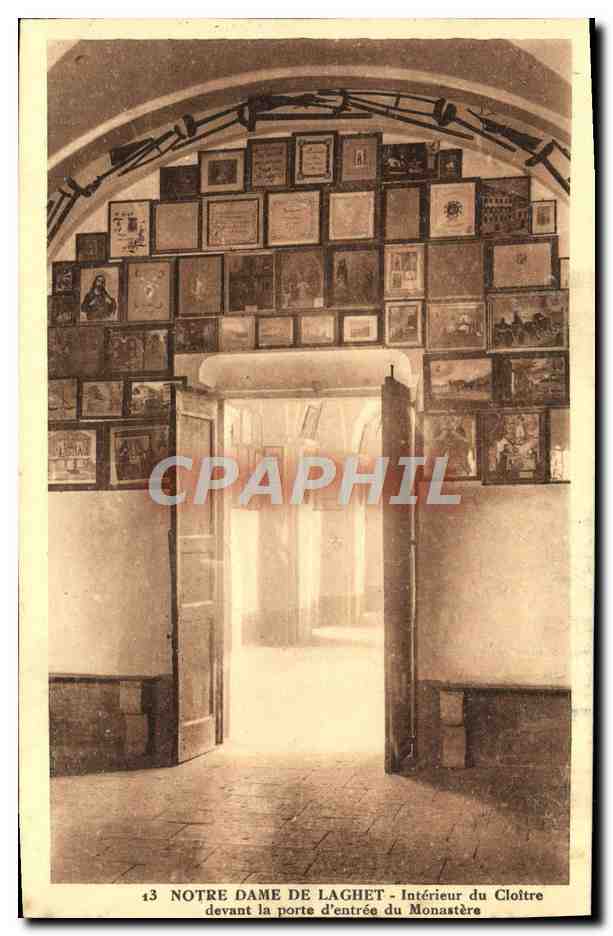 CPA Notre Dame de Laghet Interieur du cloitre devant la porte d'entree du monastere