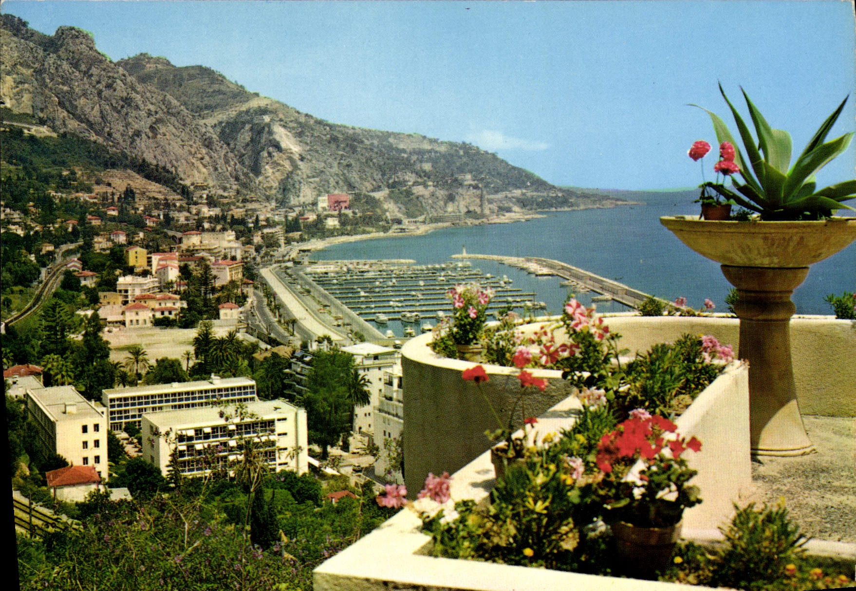CPM Menton Perle de France Le port de Garavan et la frontiere franco italienne