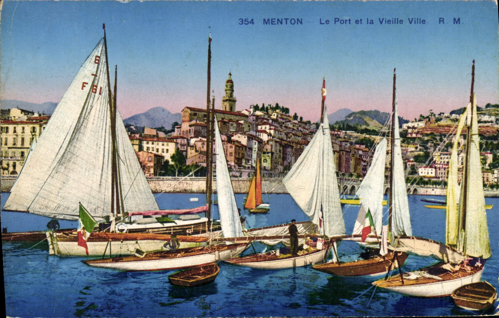 CPA Menton Le Port et la Vieille Ville Bateaux 