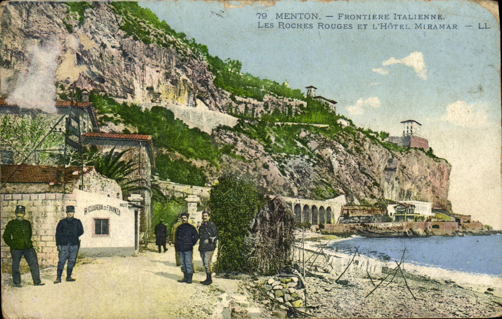 CPA Menton Frontiere Italienne Les Rochers rouges et l'hotel Miramar
