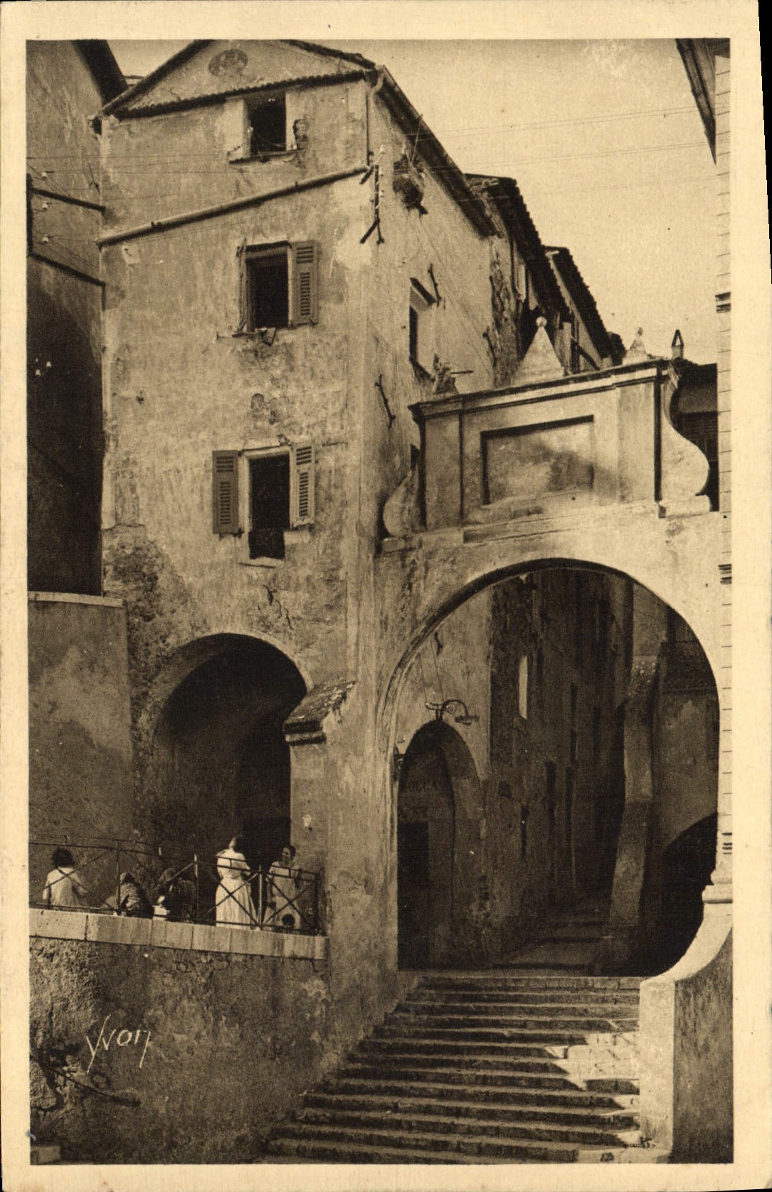 CPA Menton Les rues a voute de La Vieille Ville