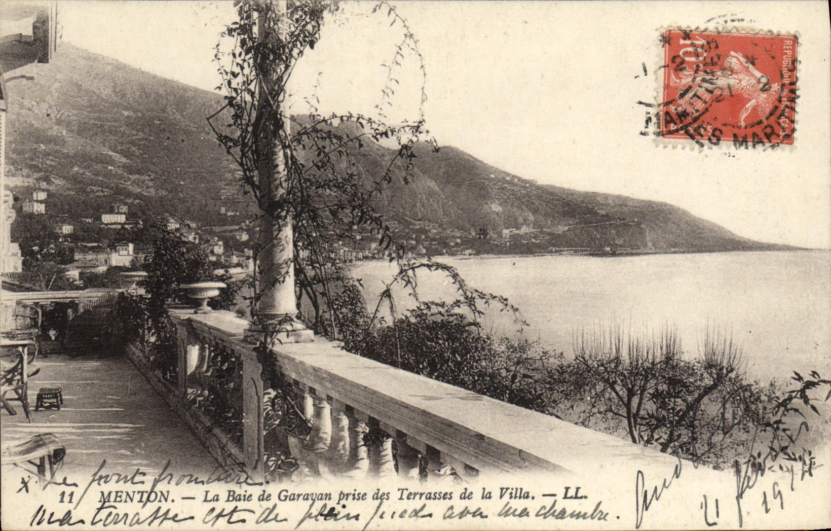 CPA Menton La Baie De Garavan Prise des Terrasse de la Villa