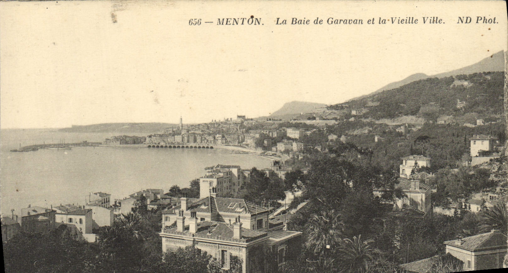 CPA Menton La Baie De Garavan et la Vieille Ville