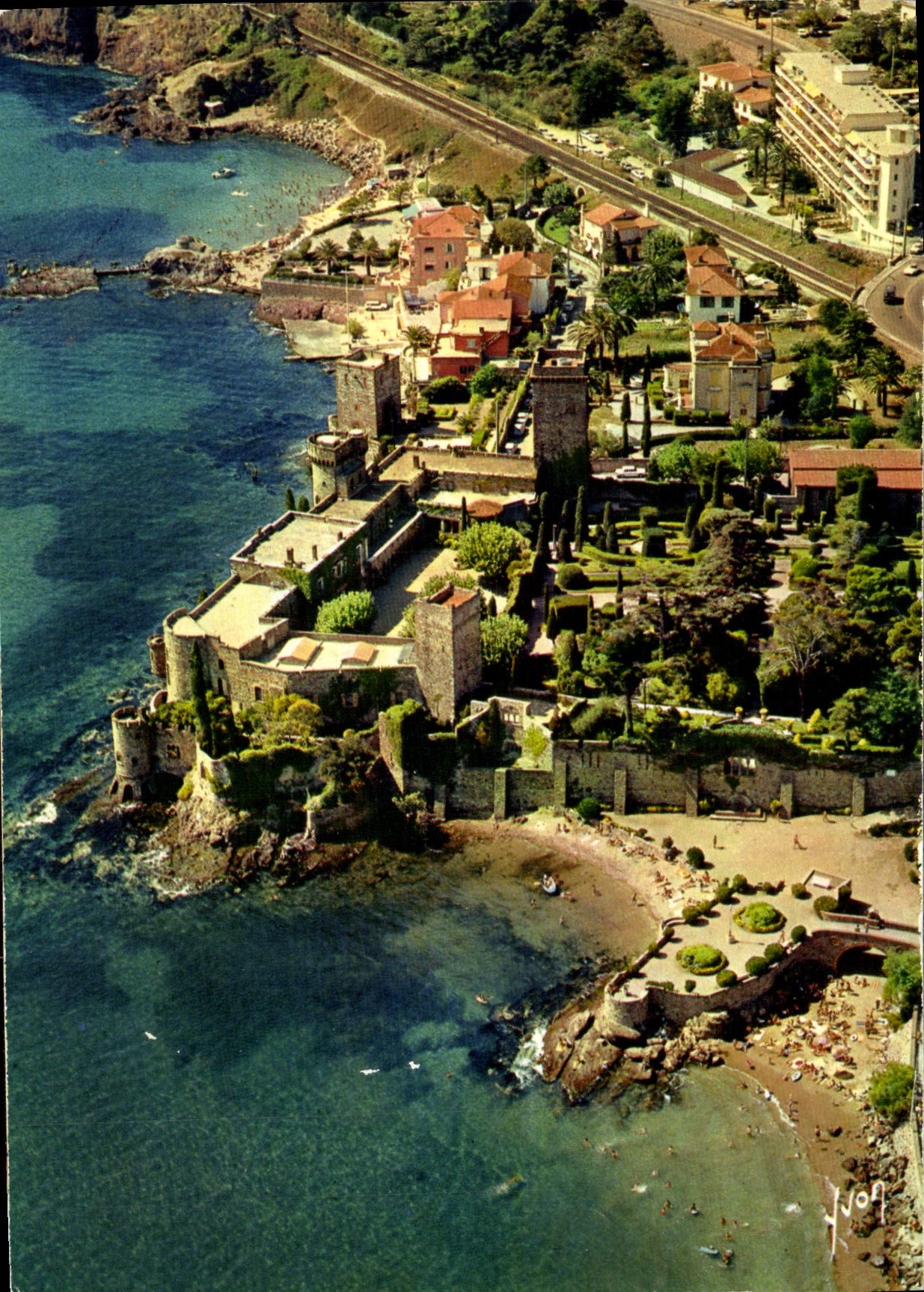 CPM La Napoule Le Vieux Chateau et les Plages