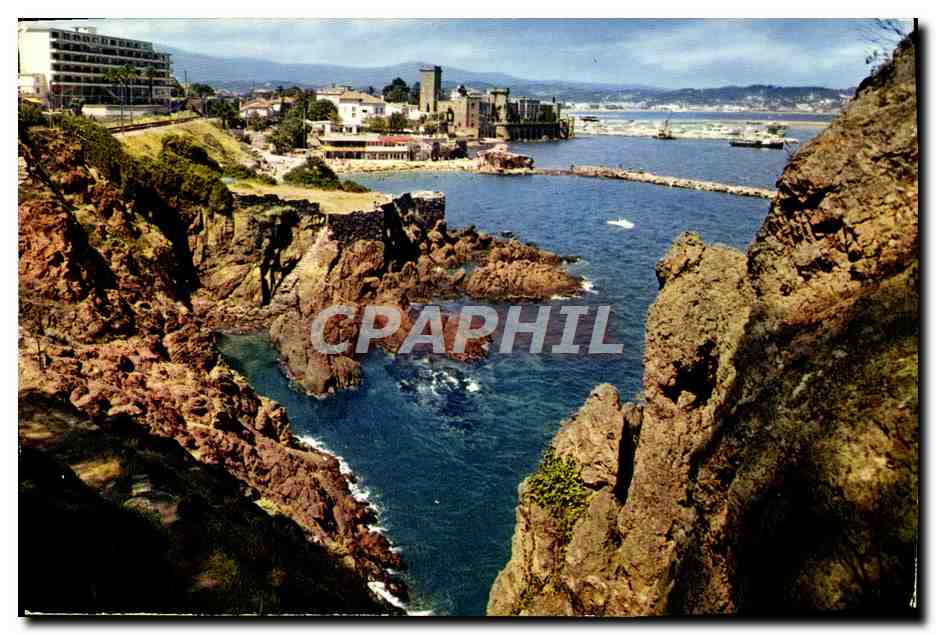 CPM La Napoule plage Vue Generale sur la Plage et le Chateau