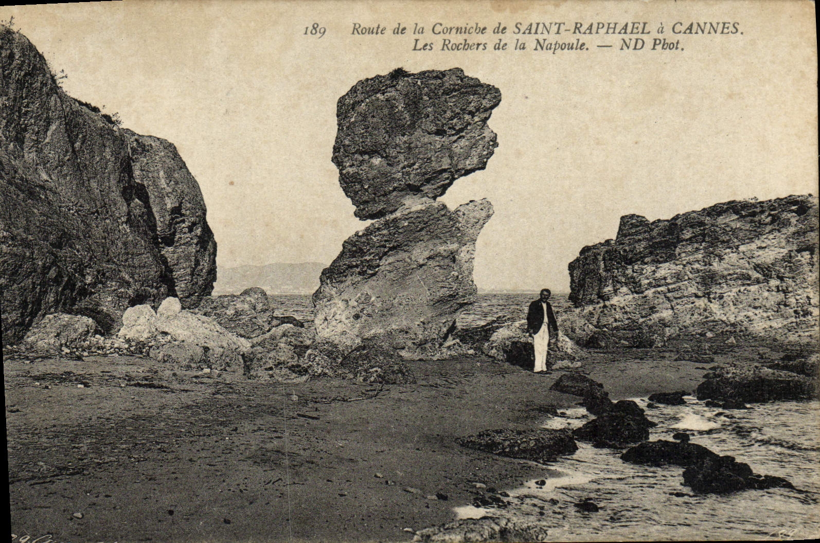 CPM Route de la Corniche de Saint Raphael a Cannes Les Rochers de la Napoule