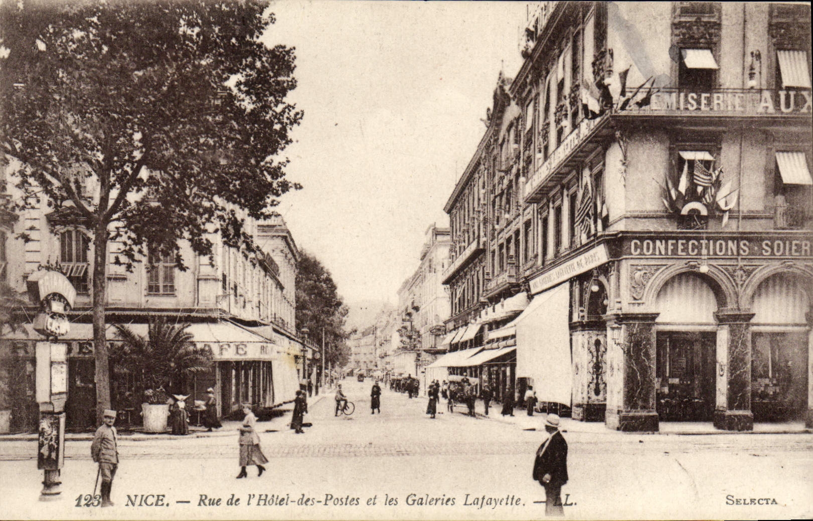 CPA Nice Rue de l'Hotel des Postes et les Galeries Lafayette 