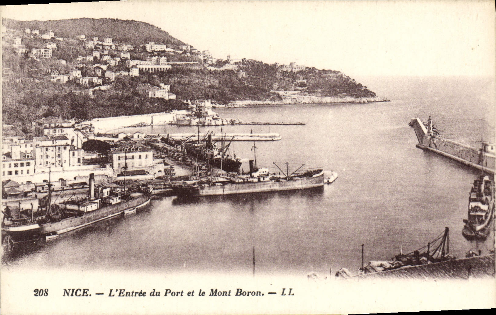 CPA Nice L'Entree du Port le Mont Boron Bateaux