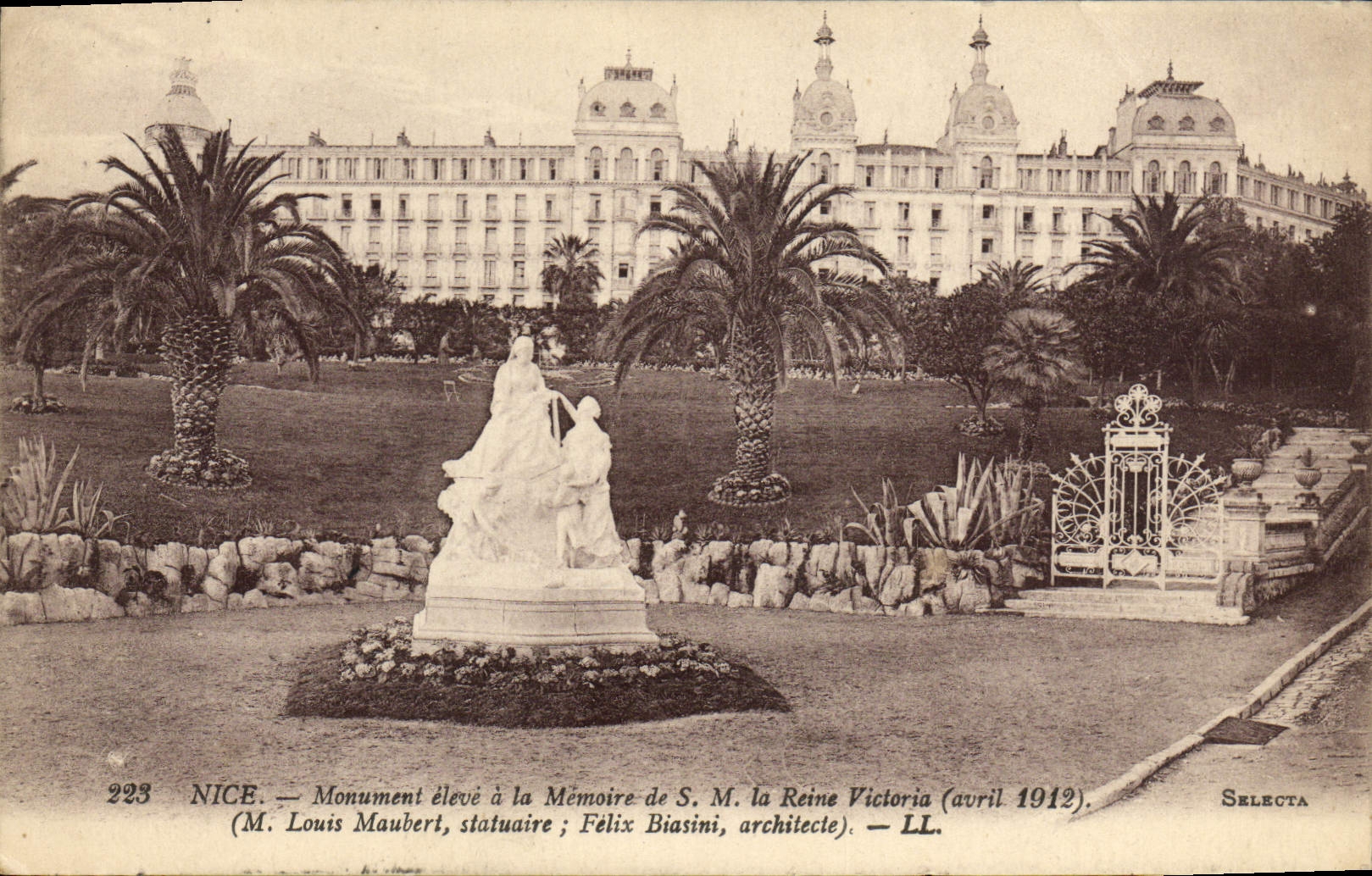 CPA Nice Monument eleve a la Memoire de S M la Reine Victorie 