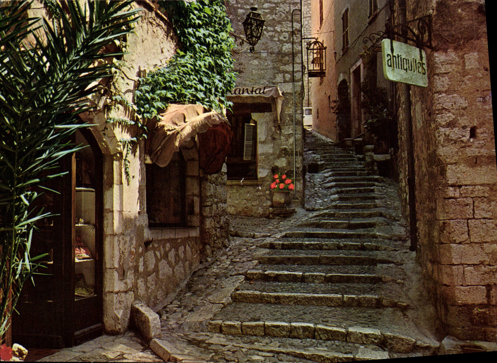 Saint-Paul - Côte d'Azur — rue pittoresque avec escaliers en pierre — Les Éditions GILITTA