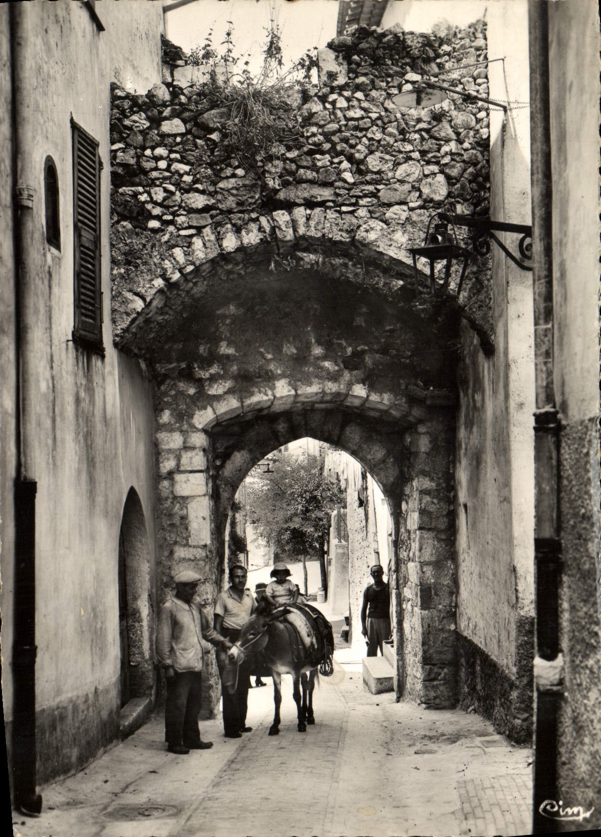 CPM La Turbie Vieille Rue Ane Mule Enfant