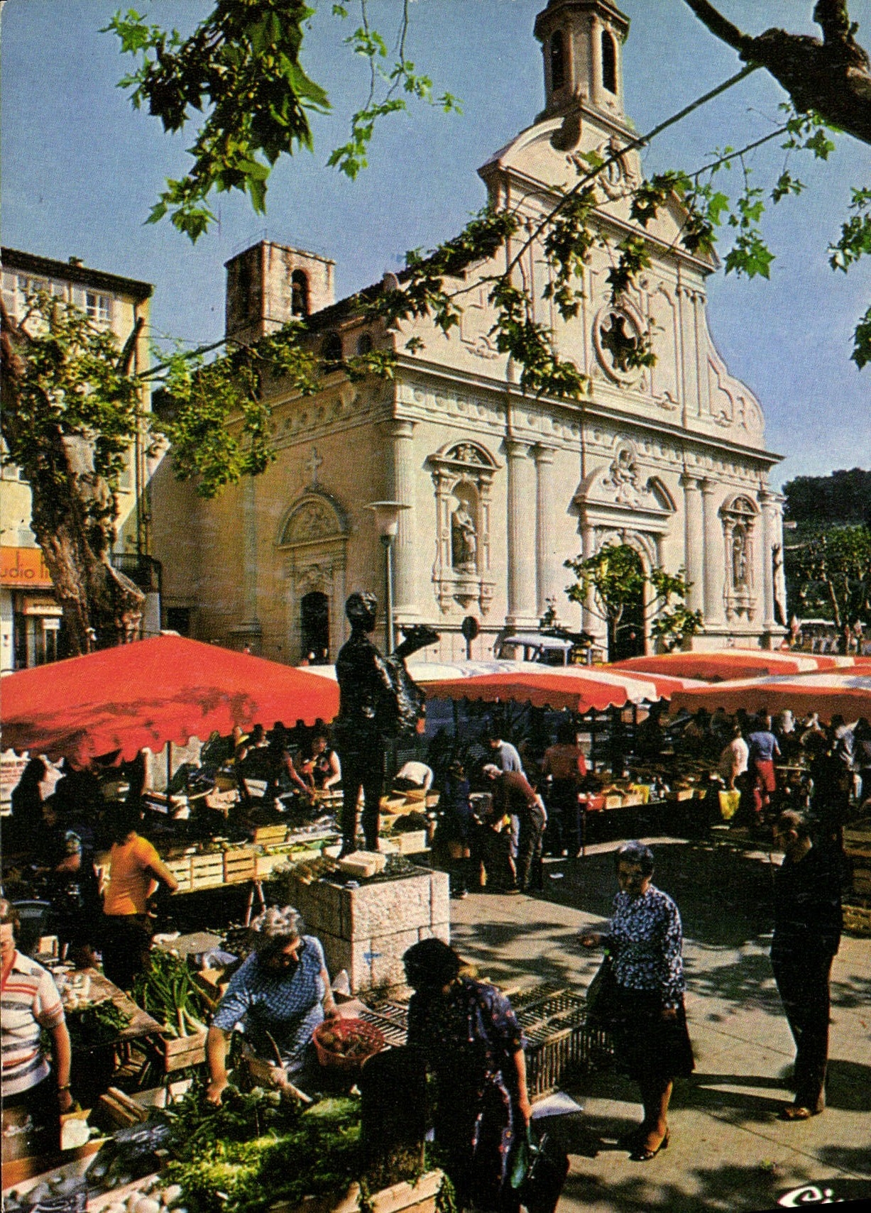CPM Vallauris L'eglise et la place de l'homme au mouton 