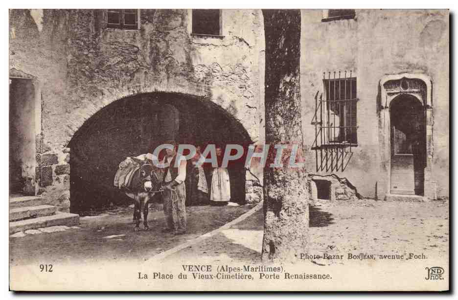 VENCE (Alpes-Maritimes) — La Place du Vieux-Cimelière, Porte Renaissance — Photo-Bazar Bonjean, avenue Foch.