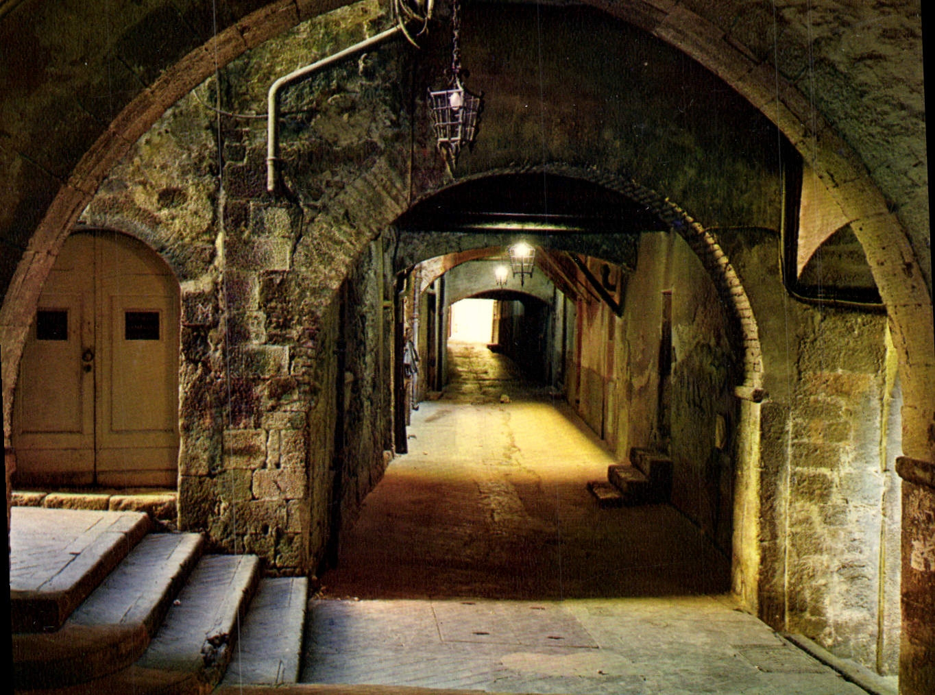 Die Bögen der dunklen Straße — Villefranche-sur-Mer — IRIS Editions