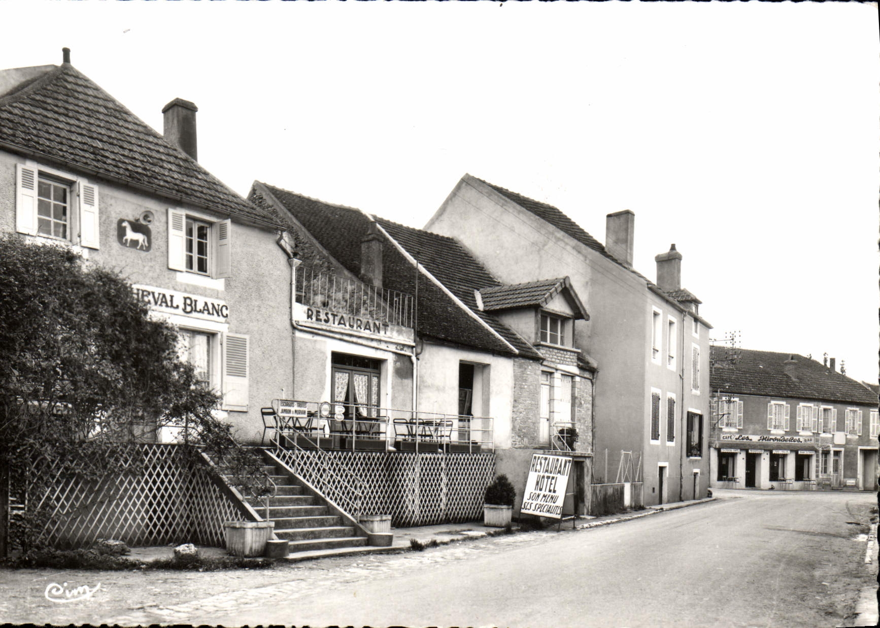 Le Cheval Blanc — Restaurant et Hôtel à Asquins — Éditeur CIMV