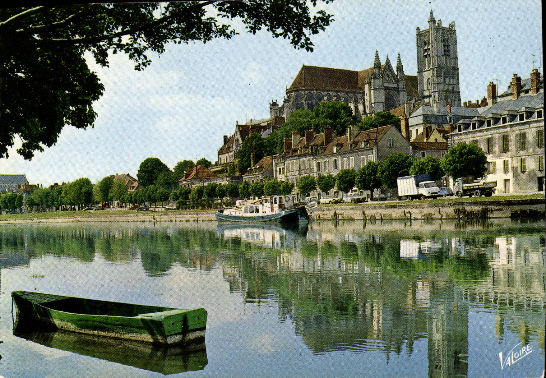 CPM Auxerre L'Yonne et la Cathedrale Saint Etienne