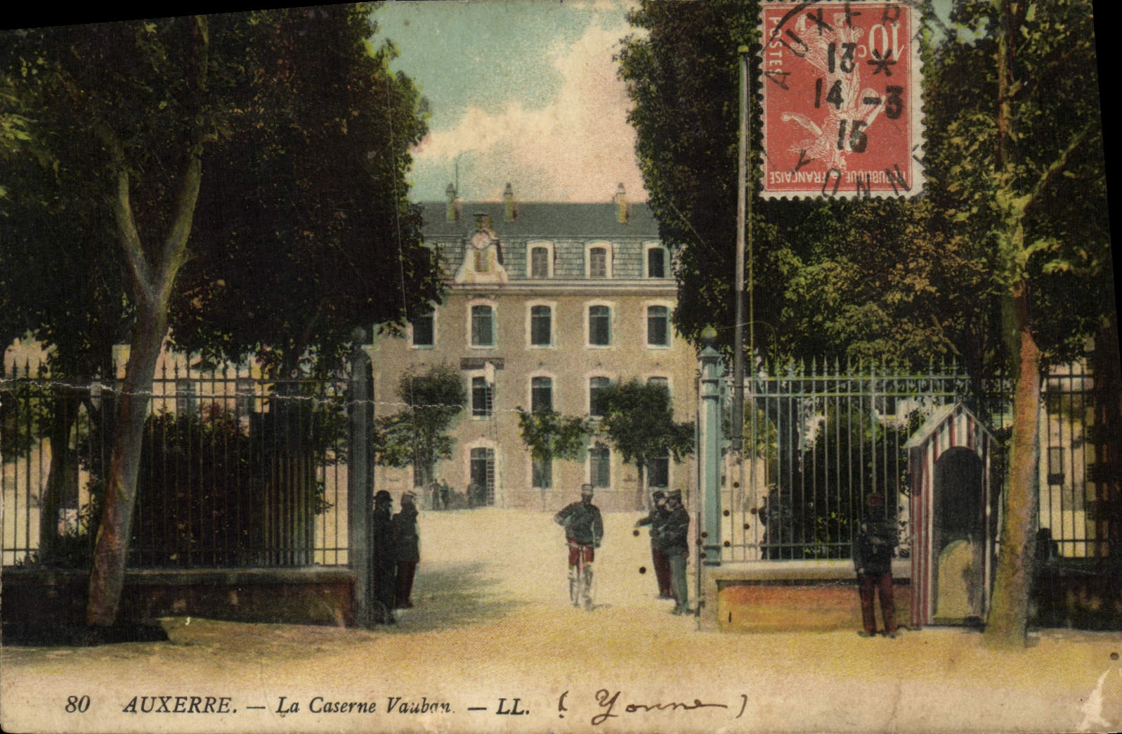 CPA Auxerre La Caserne Vaubon Militaria