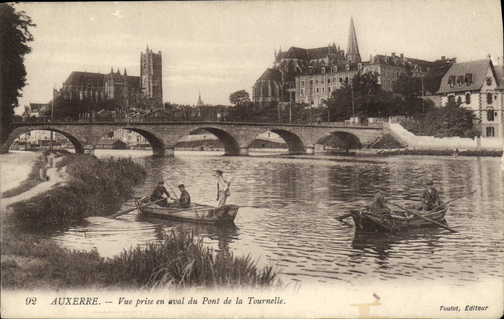 Auxerre — Vue prise en aval du Pont de la Tournelle — Toulout, Editeur
