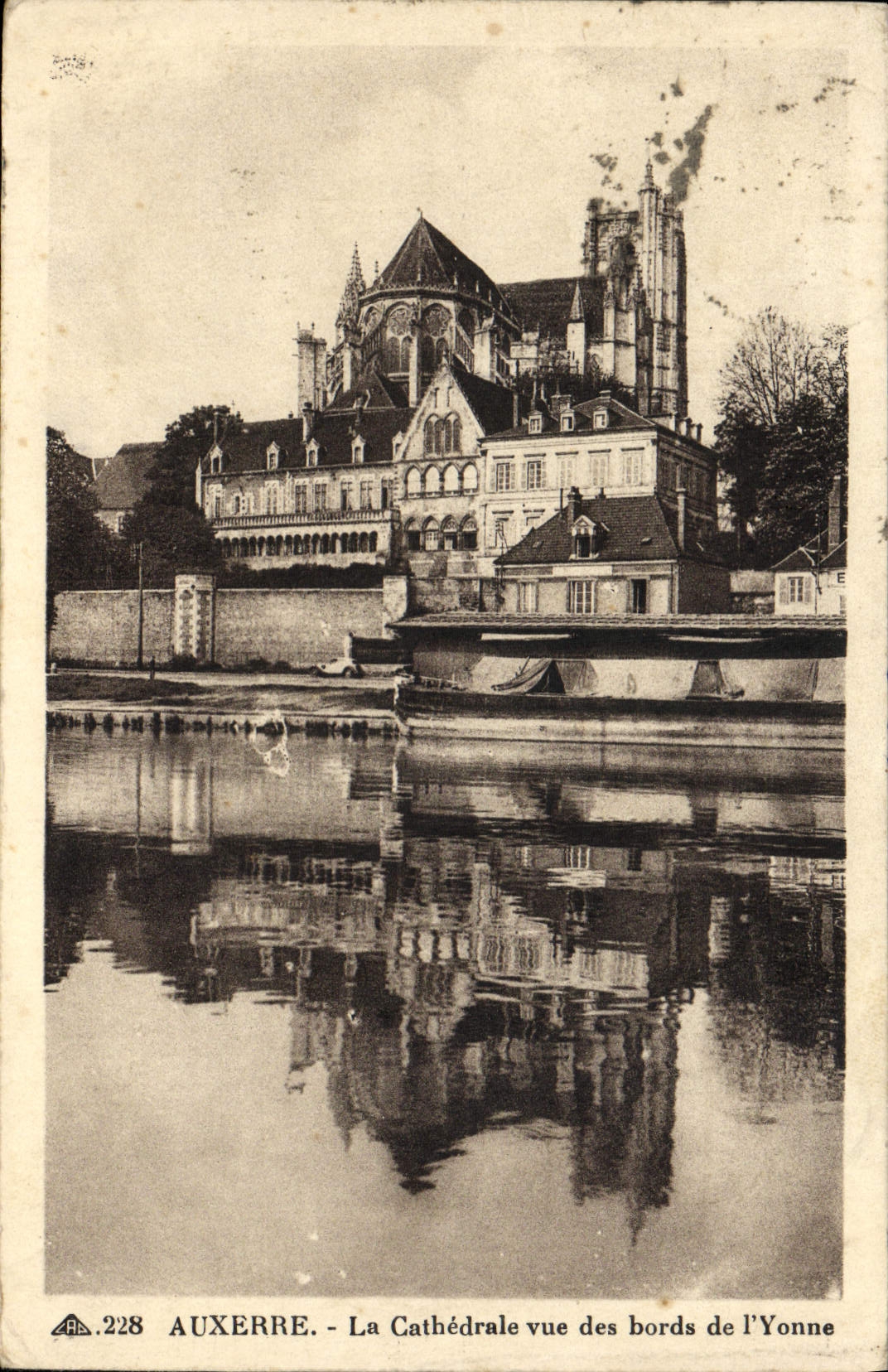 CPA Auxerre la Cathedrale Vue des Bords De L'Yonne