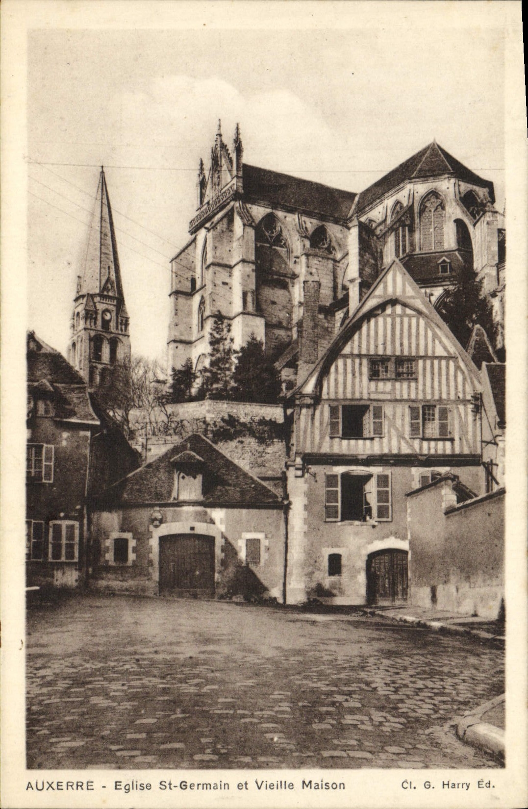 Auxerre - Église St-Germain et Vieille Maison — Cl. G. Harry Éd.