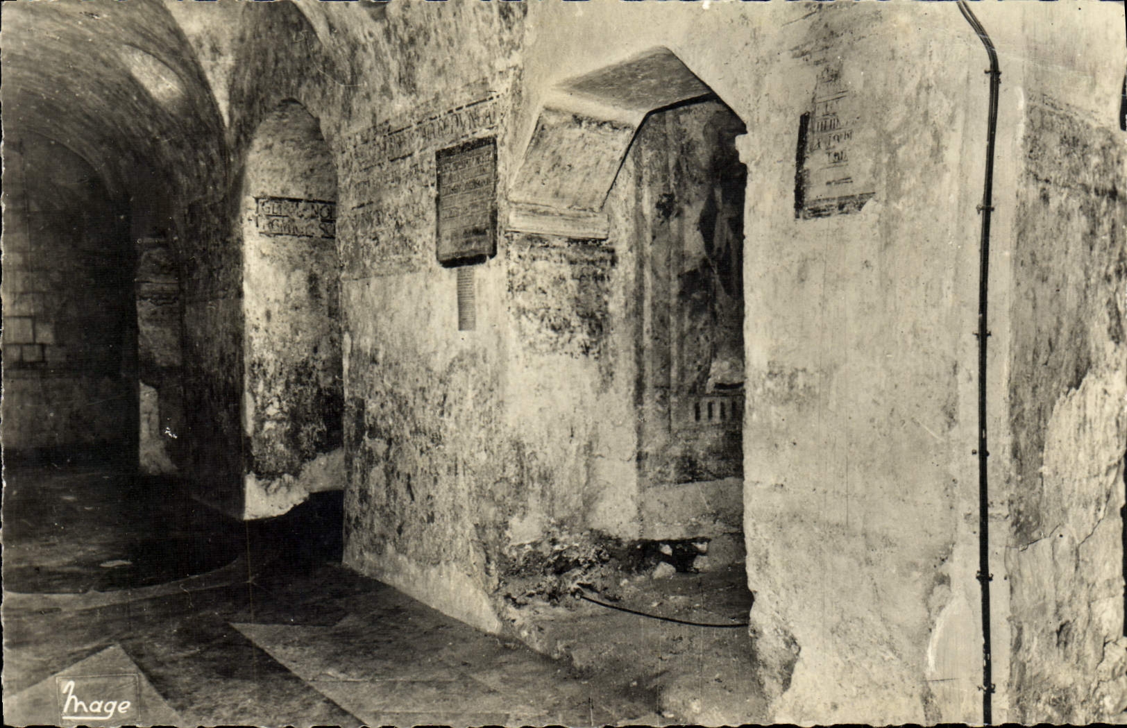 CPA Auxerre Cryptes de L'Eglise Saint Germain Le Deambulatoire