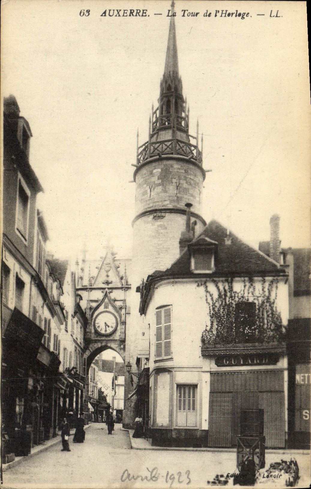 CPA Auxerre Le Tour de L'Horloge