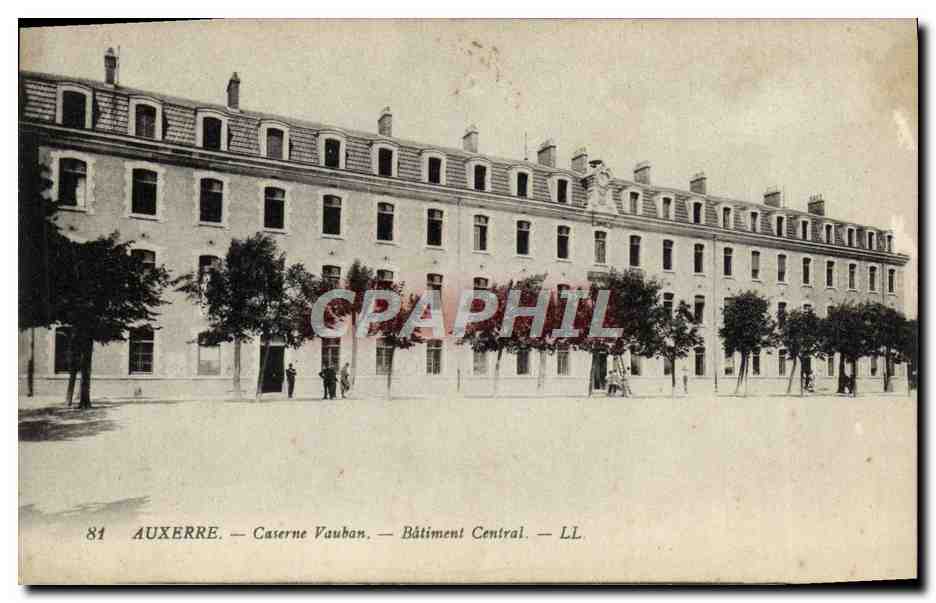 CPA Auxerre Caserne Vauban Batiment Central Militaria