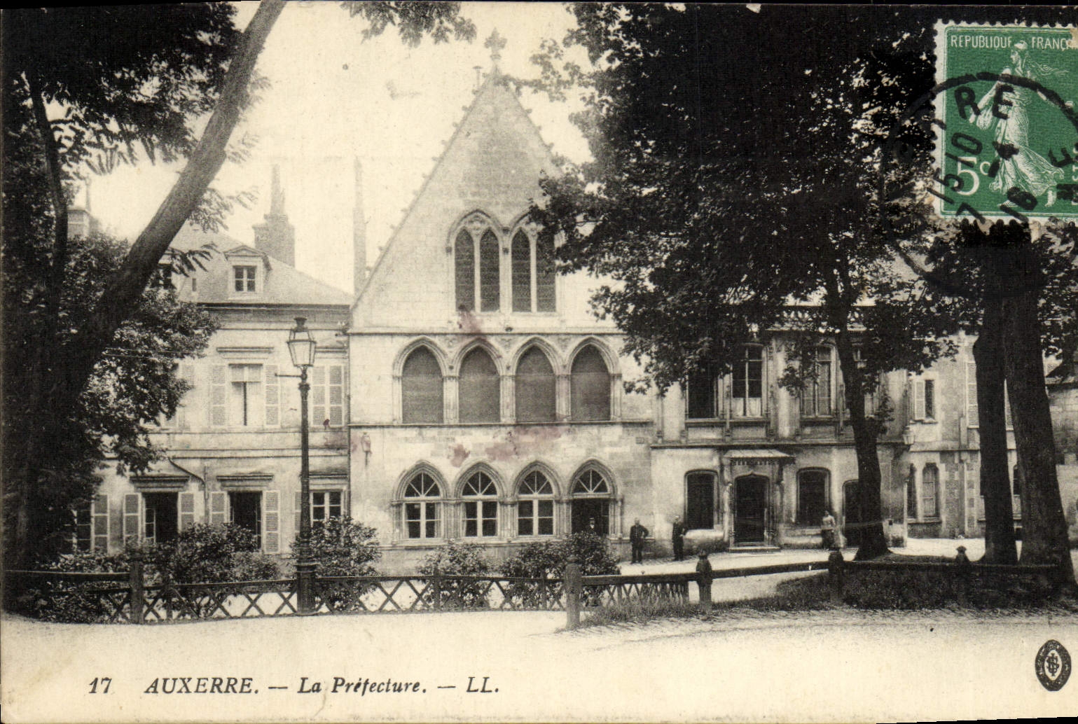 Auxerre — La Préfecture — LL.