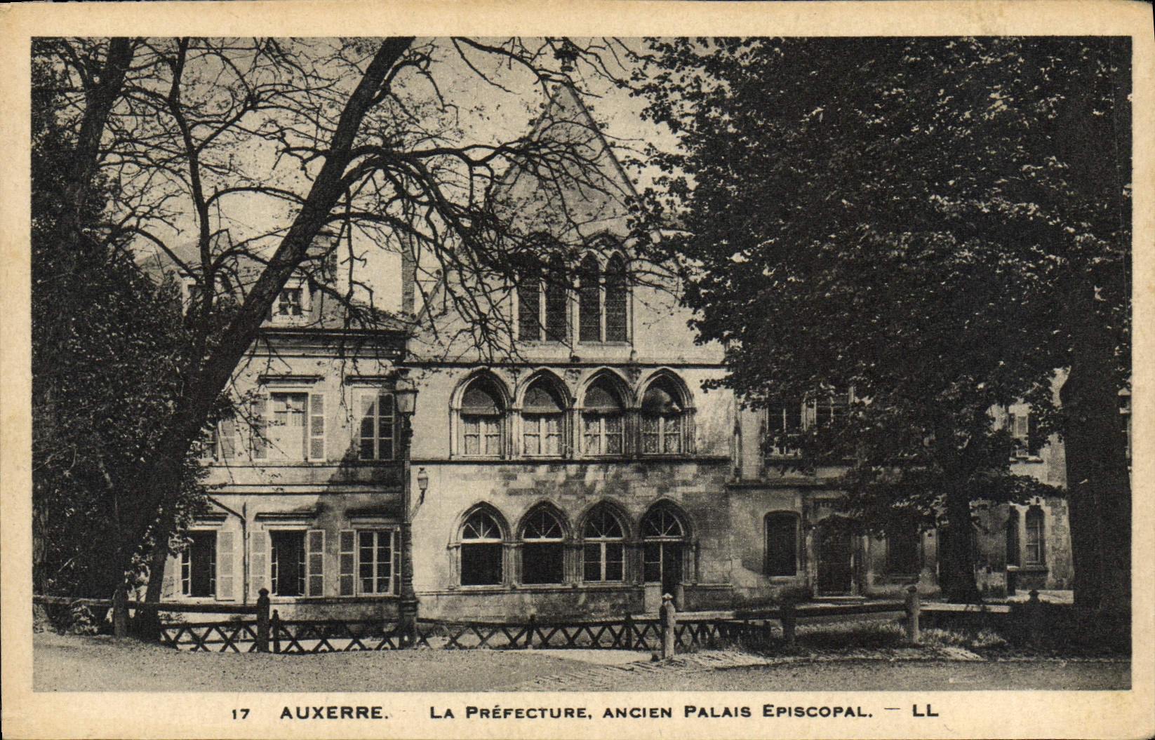Auxerre. La Préfecture, Ancien Palais Episcopale — LL