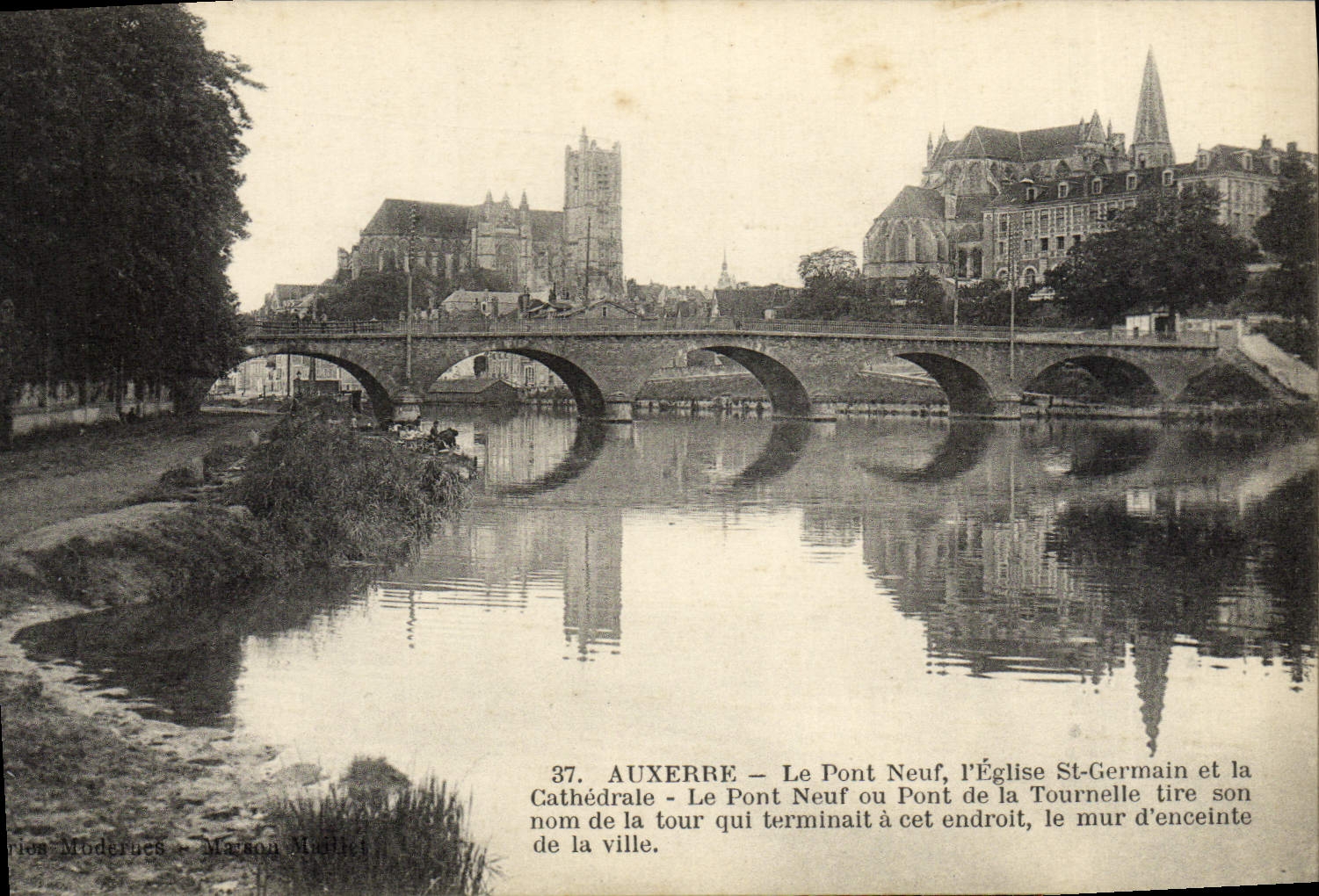 CPA Auxerre Le Pont Neuf L'Eglise St Germain Cathedrale Le Pont Neuf