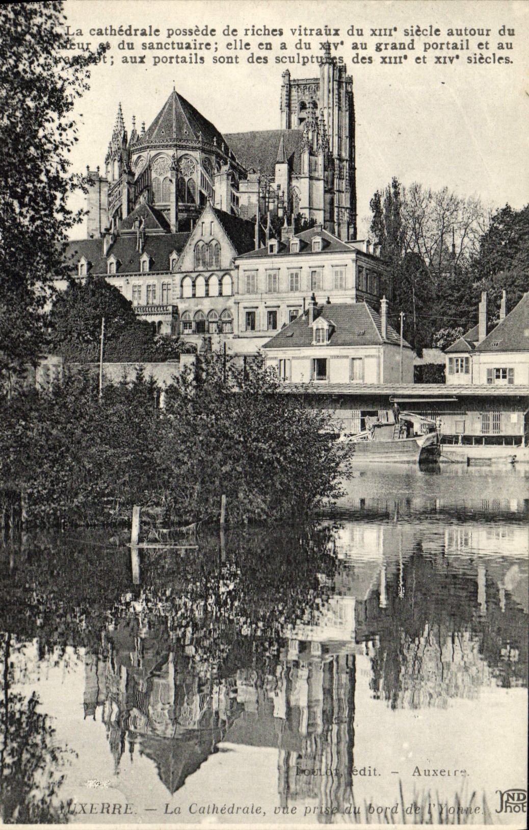 CPA Auxerre La cathedrale vue prise des bords de l'Yonne 