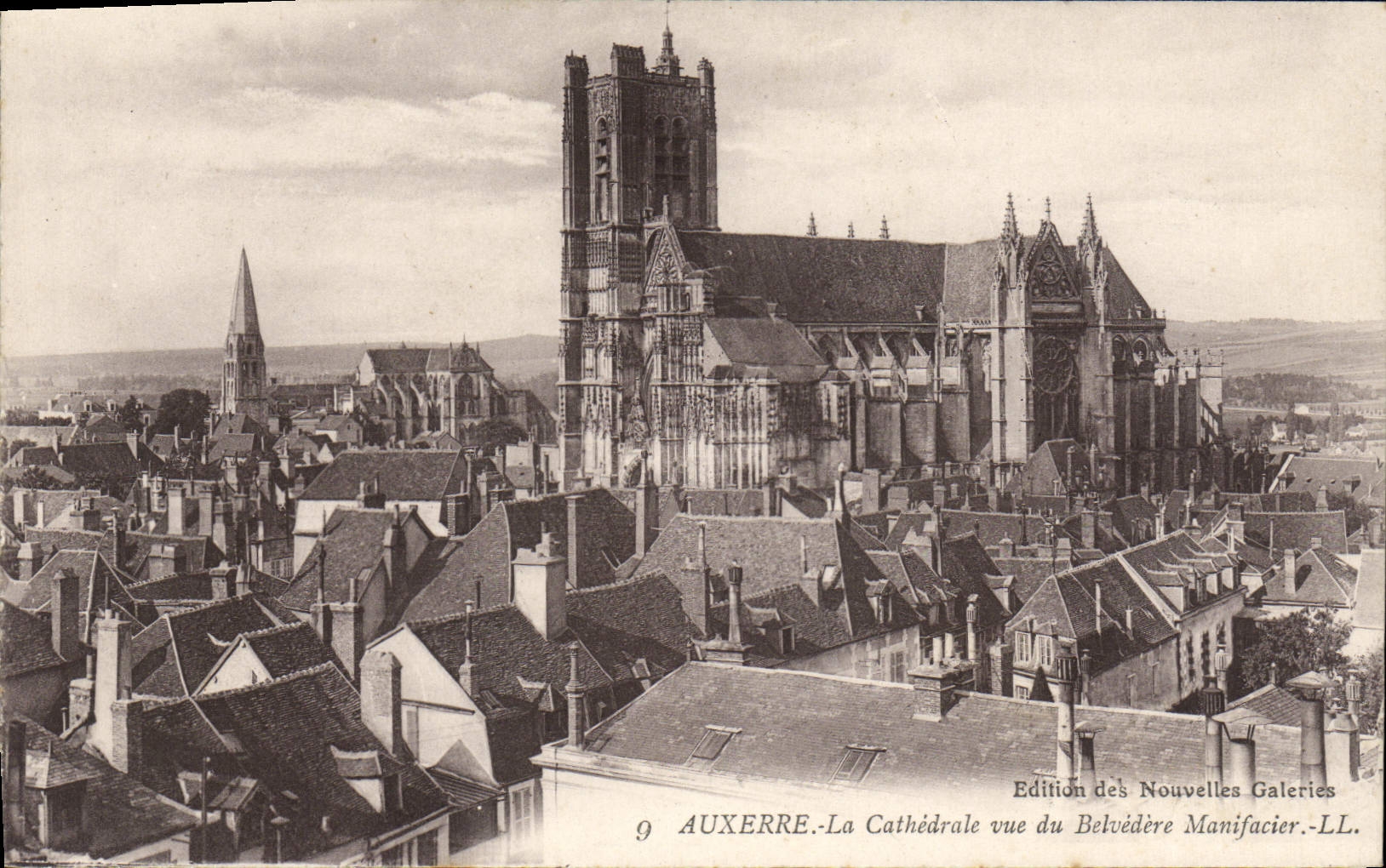 CPA Auxerre La Cathedrale Vue Du Belvedere Manifacier 