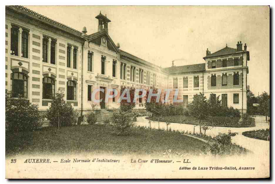 CPA Auxerre Ecole Normale d'Insstituteurs la cour d'honneur 