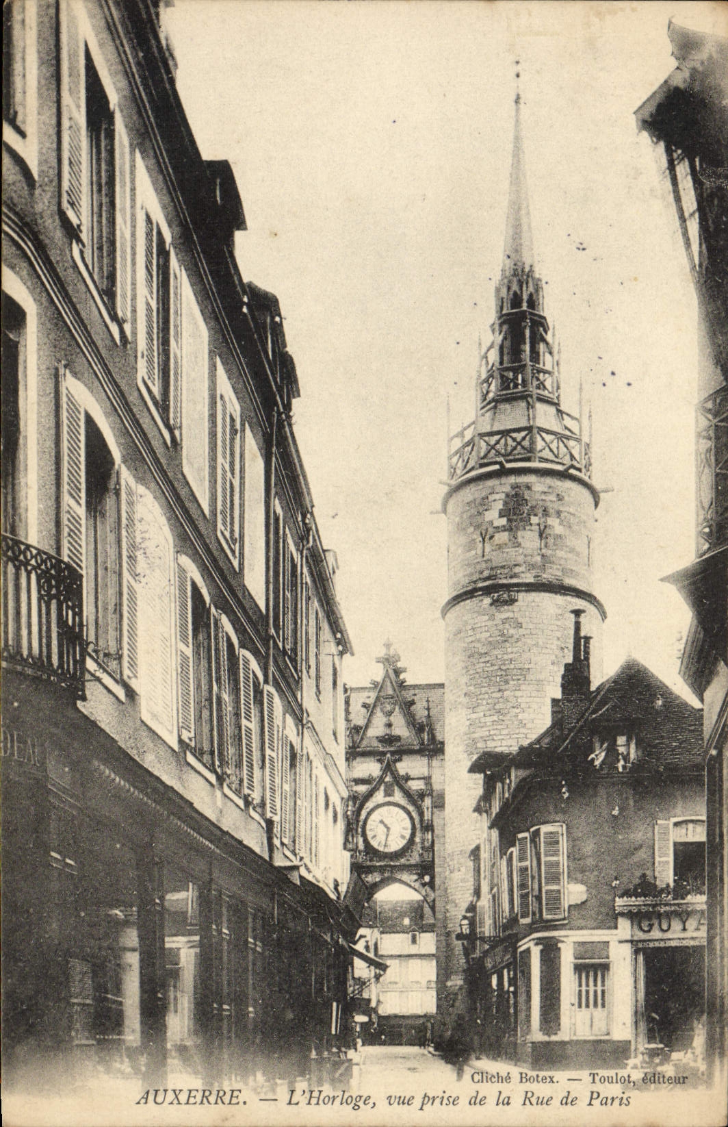 Auxerre — L'Horloge, vue prise de la Rue de Paris — Cliché Botex, éditeur Toulout