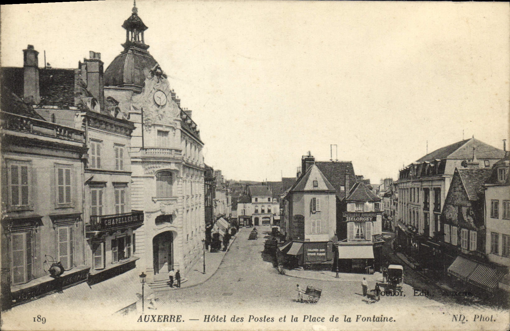 Auxerre — Hôtel des Postes et la Place de la Fontaine — Toubor, Ed.