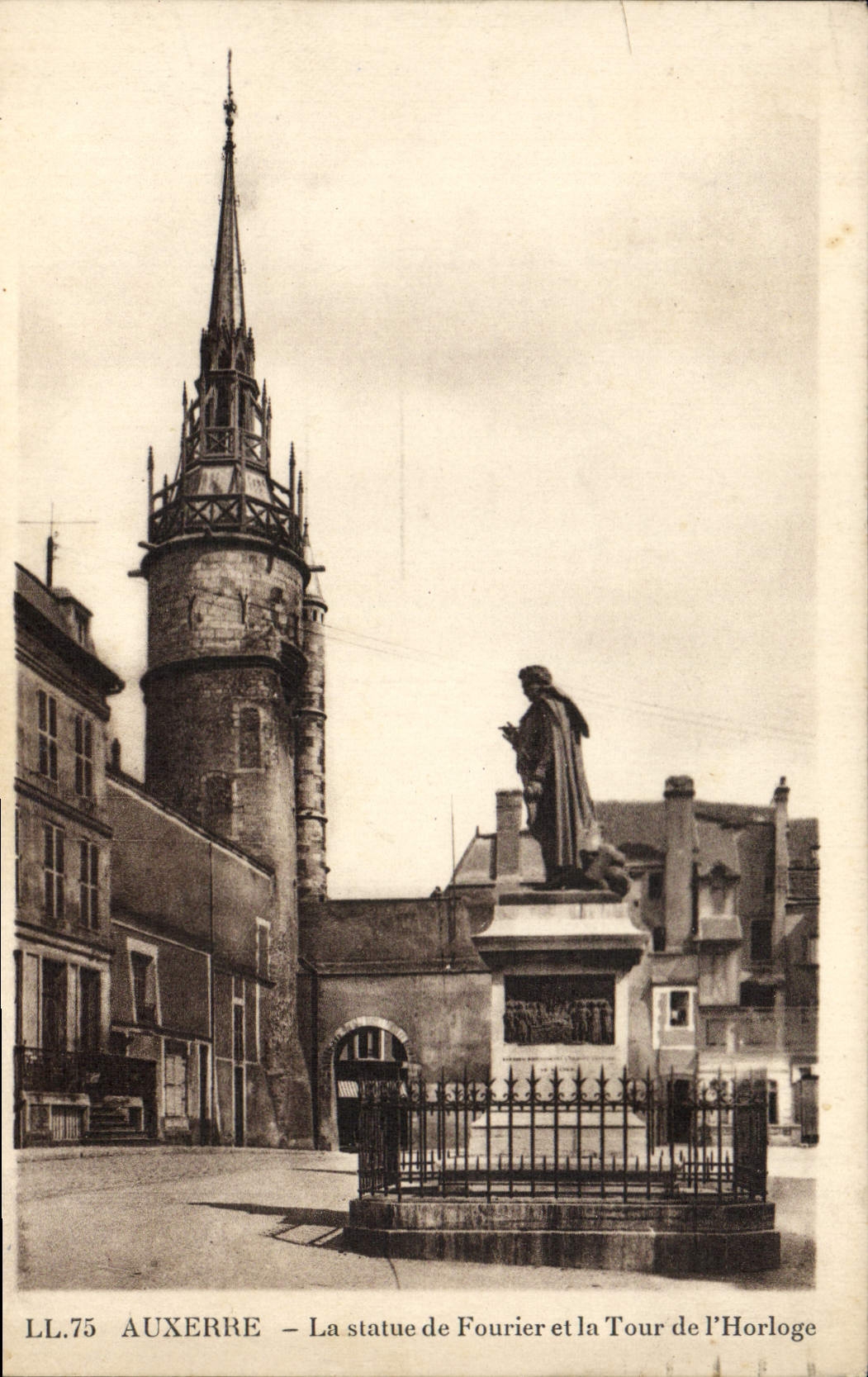 Auxerre — La statue de Fourier et la Tour de l'Horloge — LL.75