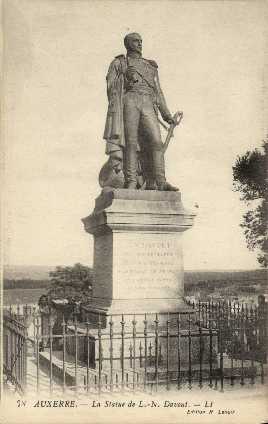 CPA Auxerre La Statue de Davout