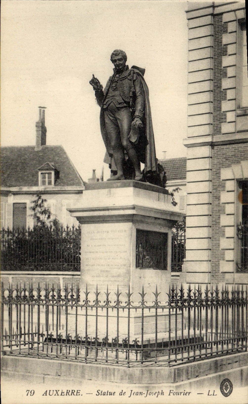 Auxerre — Statue de Jean-Joseph Fourrier — LL