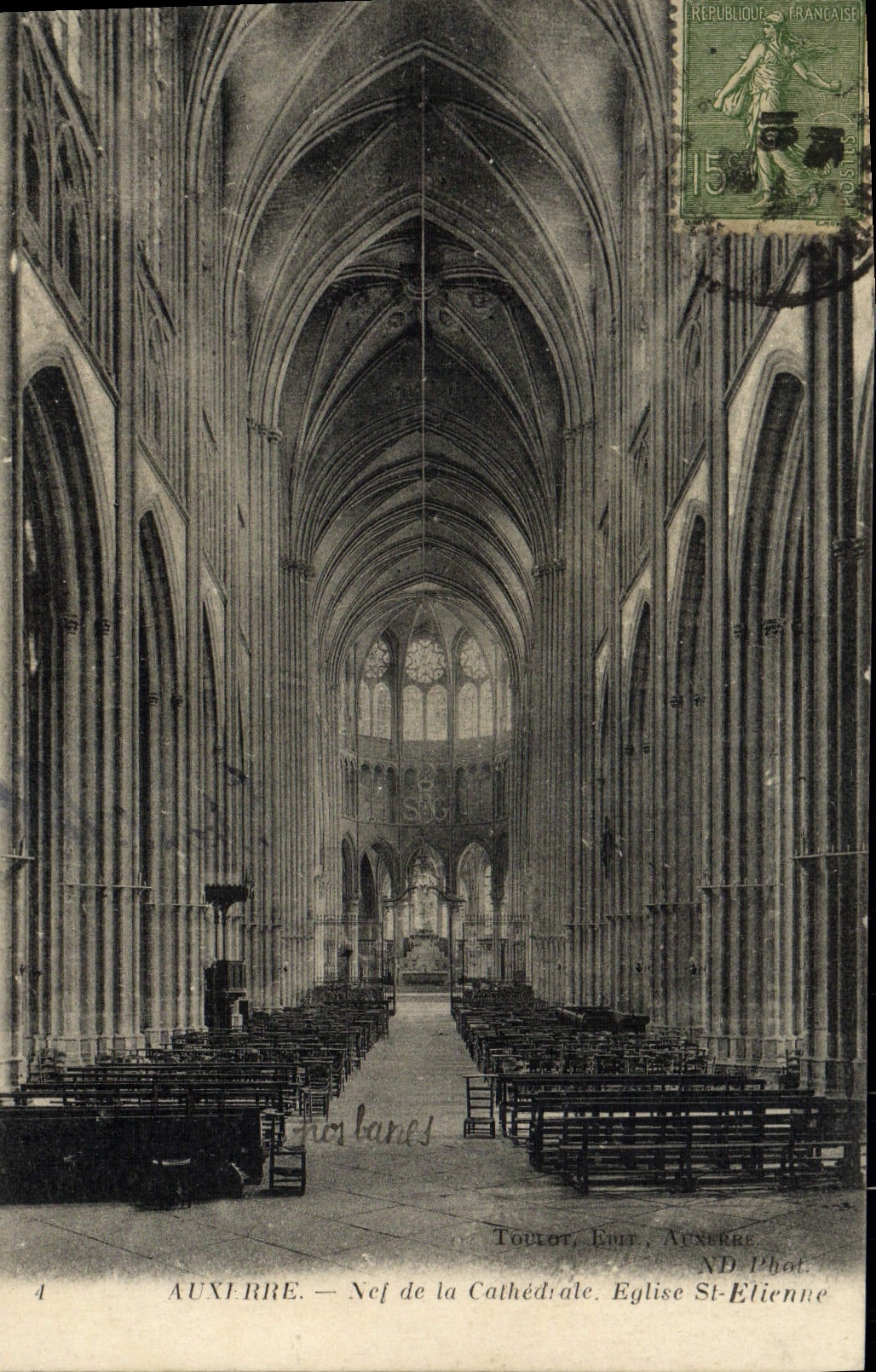 AUXERRE — Nef de la Cathédrale. Église St-Étienne — ND Phot.