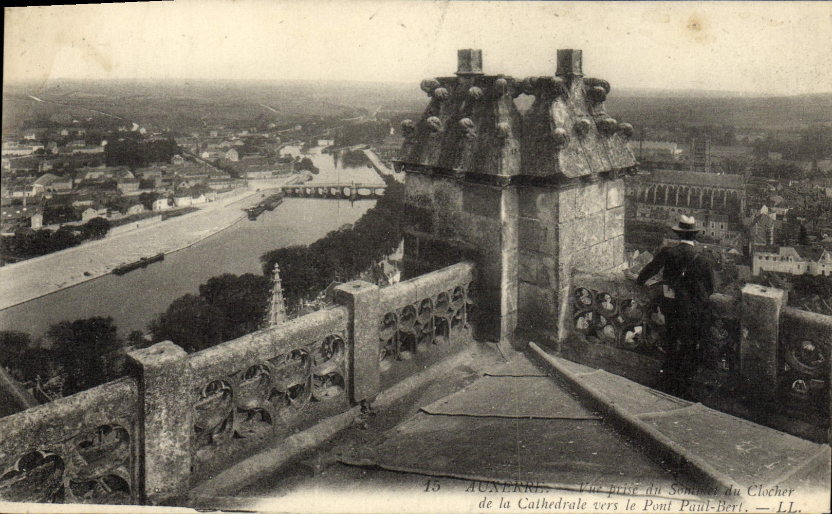 Auxerre — Vue prise du sommet du clocher de la cathédrale vers le pont Paul-Bert — LL, n°15