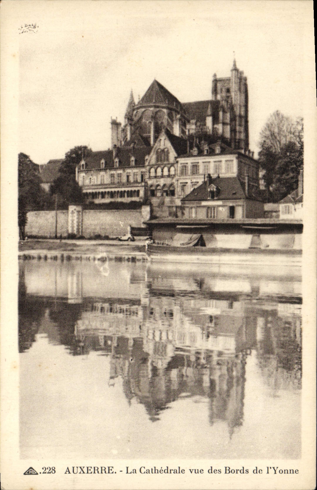 CPA Auxerre La Cathedrale Vue des bords de l'Yonne 