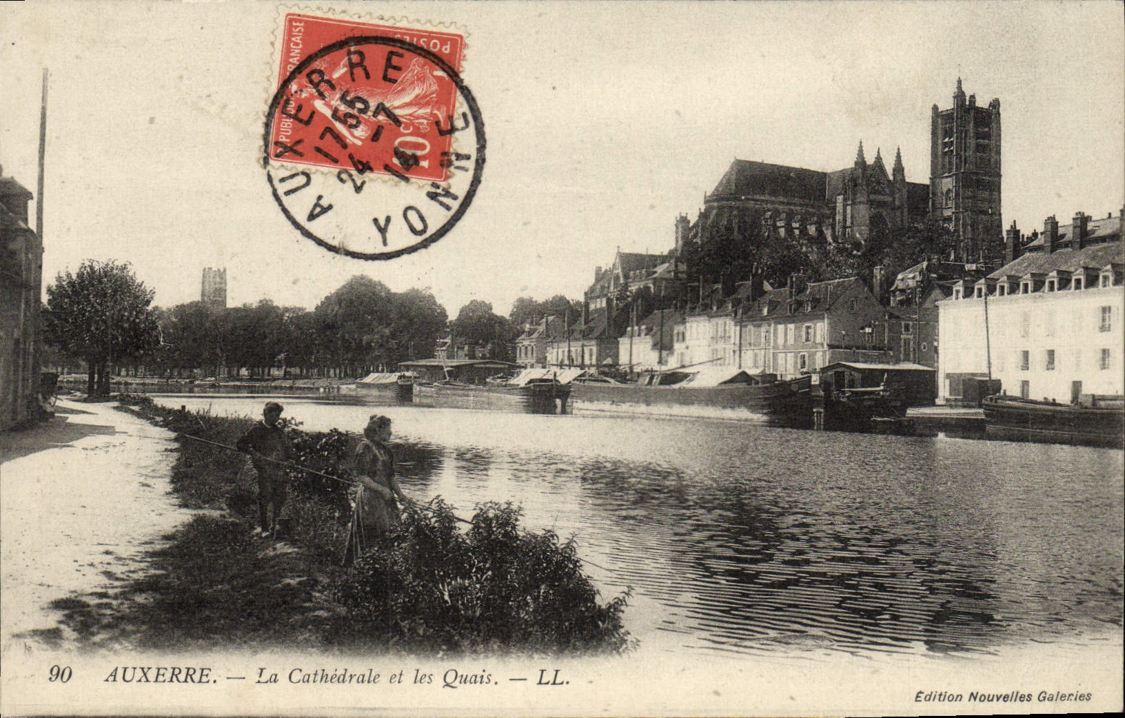 CPA Auxerre La Cathedrale et les Quais